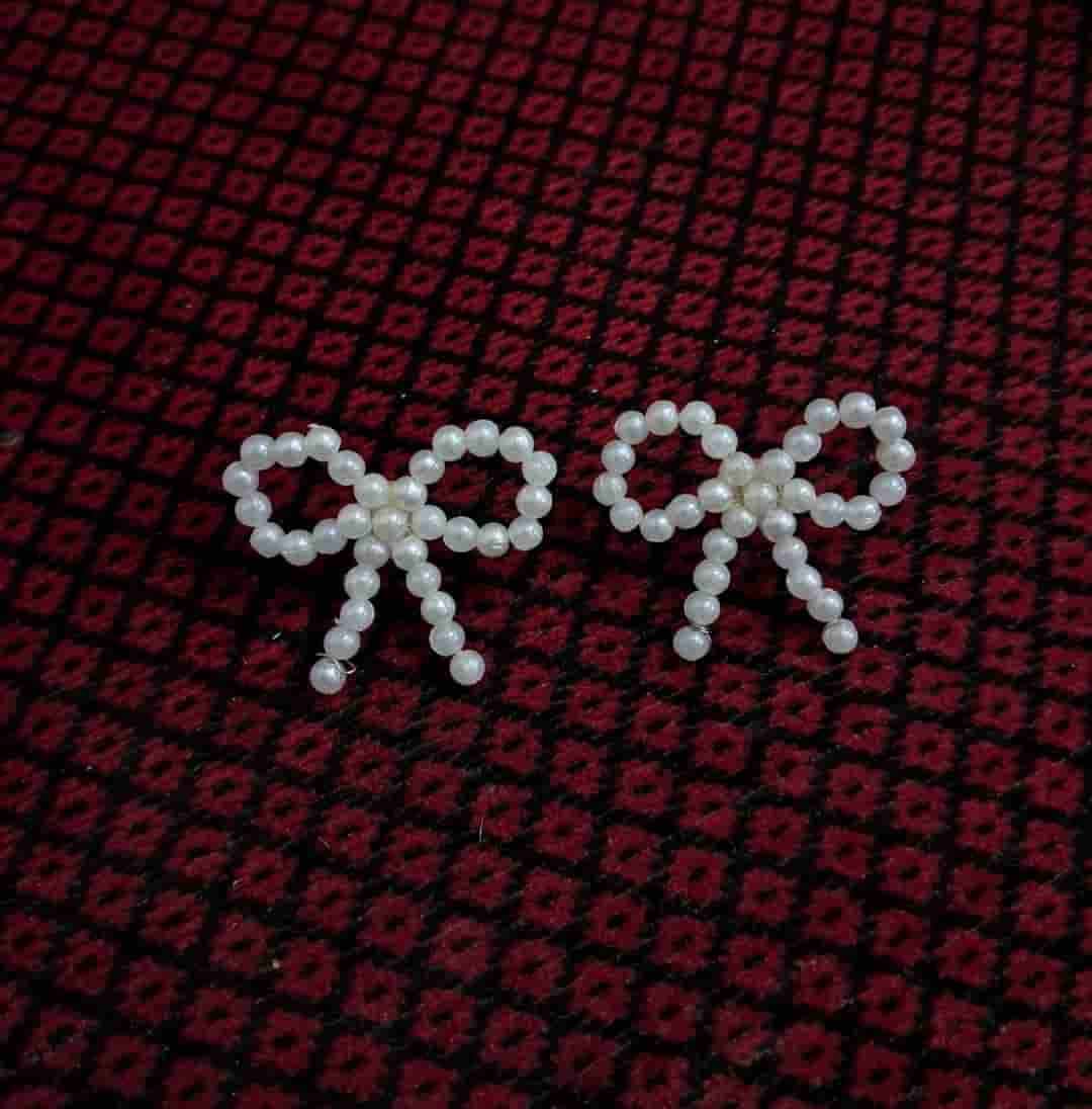 pookie pearl bow by Velaora Jewels
